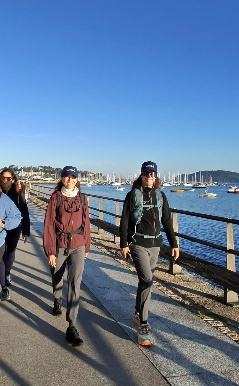 Ana Hines y Tatiana Seara caminando el Camino de Santiago